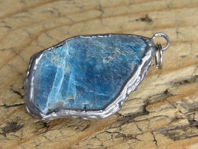 apatyt niebieski wisior