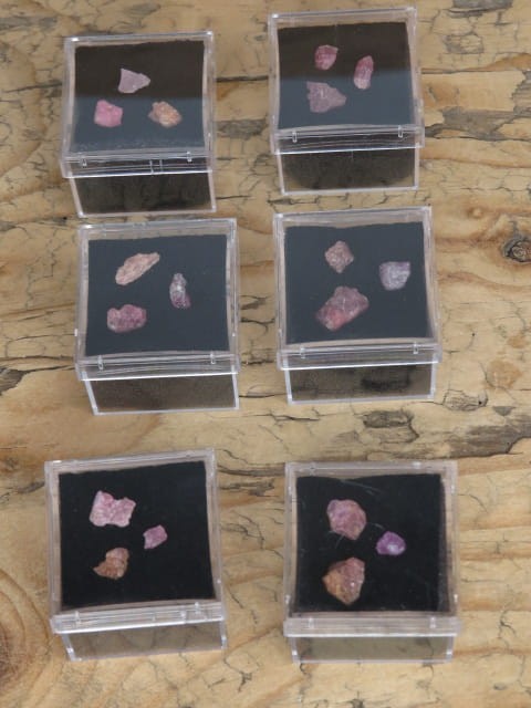 Naturalny spinel rubinowy z Magok (Birma). Zestaw 3 okazów (0,4–0,7 cm) w pudełeczku kolekcjonerskim. Minerał w surowej formie, wykazujący fluorescencję UV.