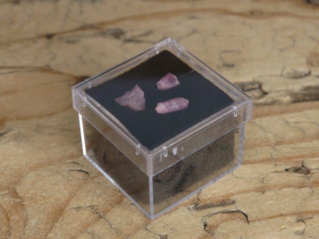 Naturalny spinel rubinowy z Magok (Birma). Zestaw 3 okazów (0,4–0,7 cm) w pudełeczku kolekcjonerskim. Minerał w surowej formie, wykazujący fluorescencję UV.