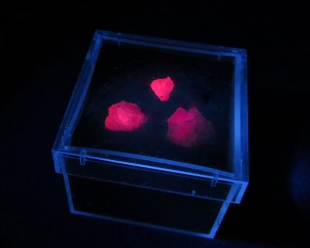 Naturalny spinel rubinowy z Magok (Birma). Zestaw 3 okazów (0,4–0,7 cm) w pudełeczku kolekcjonerskim. Minerał w surowej formie, wykazujący fluorescencję UV.