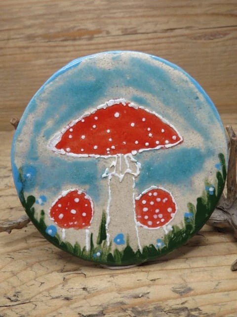 Ręcznie malowana podstawka ceramiczna z uroczymi muchomorkami.