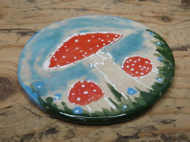 Ręcznie malowana podstawka ceramiczna z uroczymi muchomorkami.
