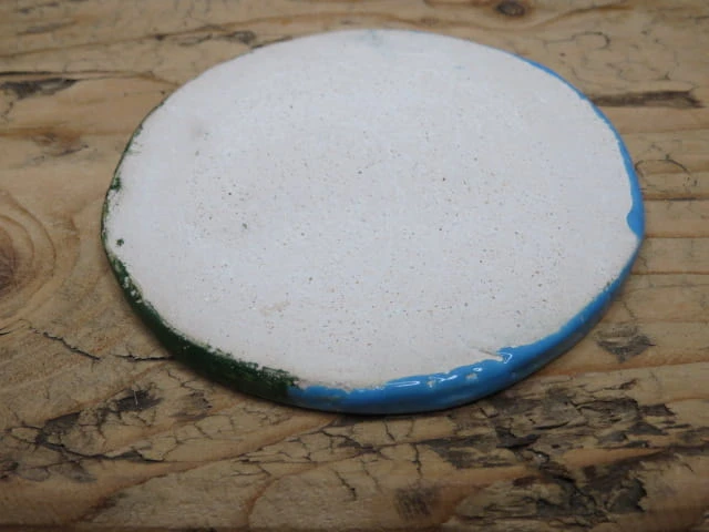 Ręcznie malowana podstawka ceramiczna z uroczymi muchomorkami.