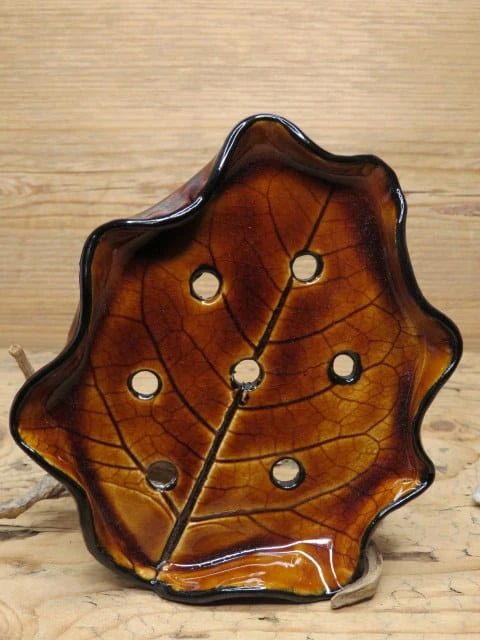 Ręcznie wykonana mydelniczka ceramiczna w kształcie liścia, poszkliwiona na brązowo z silikonowymi nóżkami.