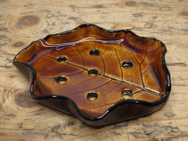 Ręcznie wykonana mydelniczka ceramiczna w kształcie liścia, poszkliwiona na brązowo z silikonowymi nóżkami.