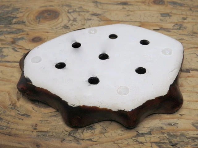 Ręcznie wykonana mydelniczka ceramiczna w kształcie liścia, poszkliwiona na brązowo z silikonowymi nóżkami.