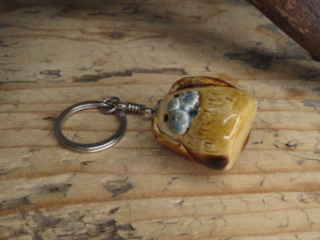 Ceramiczny brelok pies - rękodzieło