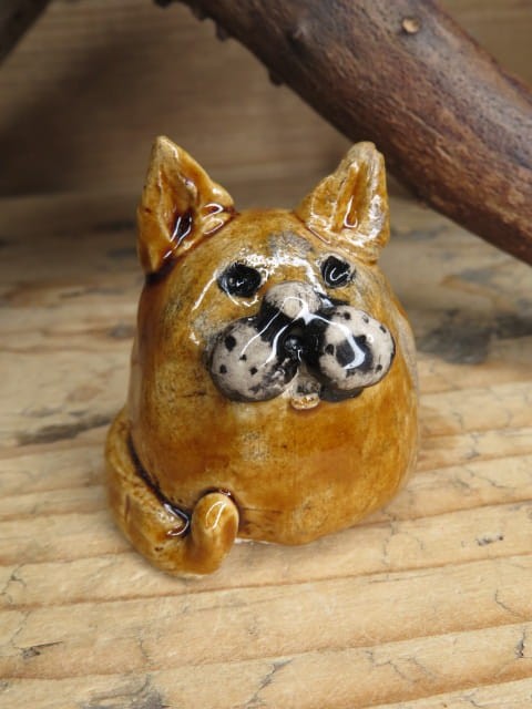 Ręcznie robiona figurka kotka ceramiczna szkliwiona na brązowo.