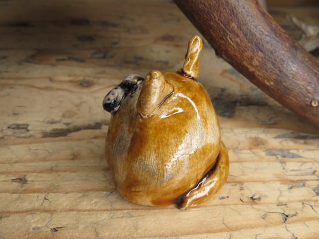 Ręcznie robiona figurka kotka ceramiczna szkliwiona na brązowo.
