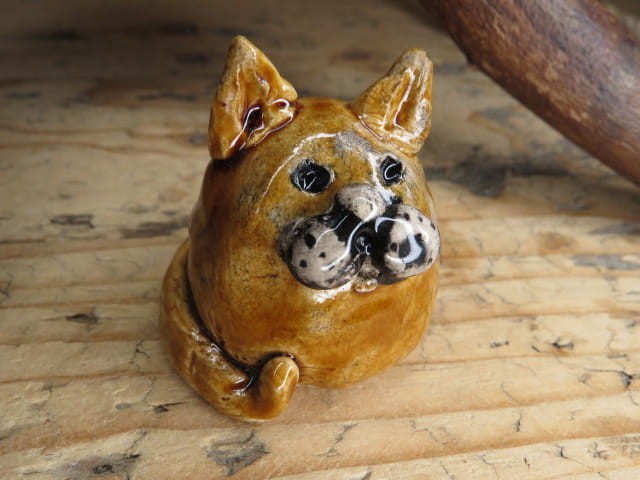 Ręcznie robiona figurka kotka ceramiczna szkliwiona na brązowo.