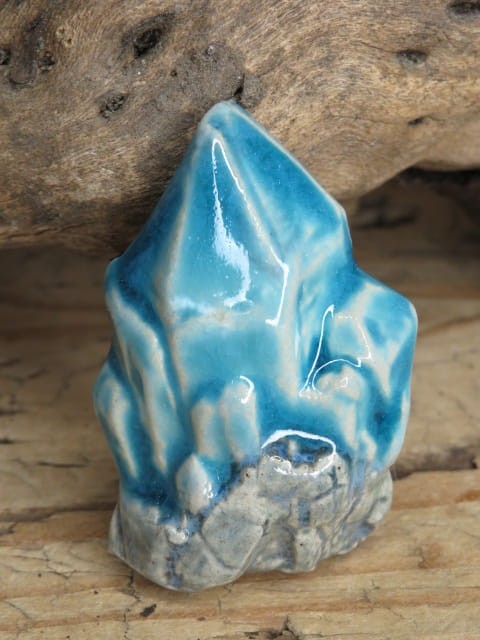 Ręcznie robiony magnes ceramiczny w niebieskim szkliwie – szczotka kryształów.