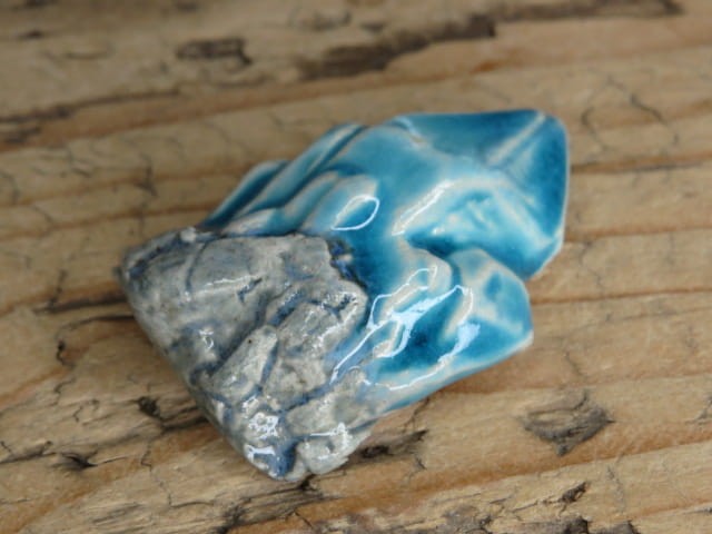 Ręcznie robiony magnes ceramiczny w niebieskim szkliwie – szczotka kryształów.