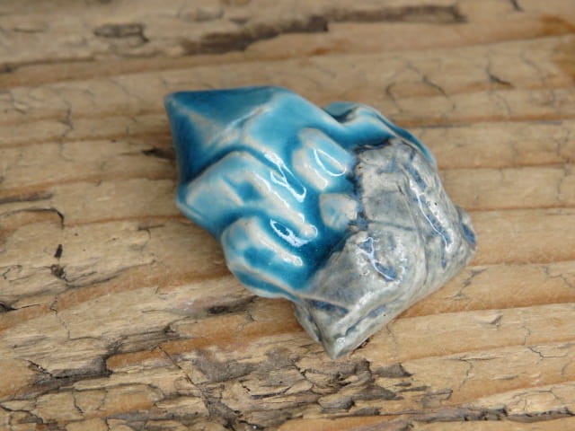 Ręcznie robiony magnes ceramiczny w niebieskim szkliwie – szczotka kryształów.