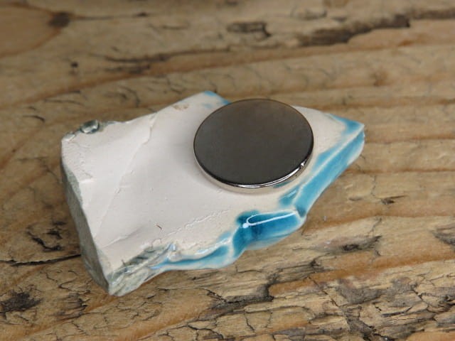 Ręcznie robiony magnes ceramiczny w niebieskim szkliwie – szczotka kryształów.