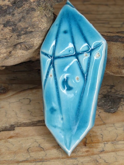 Ręcznie robiony magnes ceramiczny w niebieskim szkliwie – magiczny kryształ z księżycem.