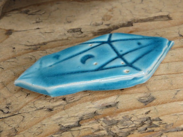 Ręcznie robiony magnes ceramiczny w niebieskim szkliwie – magiczny kryształ z księżycem.