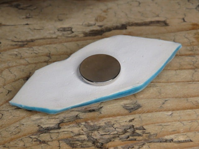 Ręcznie robiony magnes ceramiczny w niebieskim szkliwie – magiczny kryształ z księżycem.