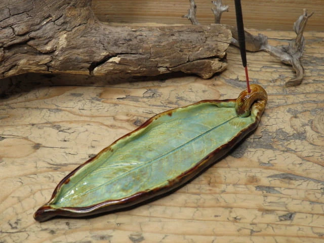 Podstawka pod kadzidełka liść wiesiołka – ceramika ręcznie robiona