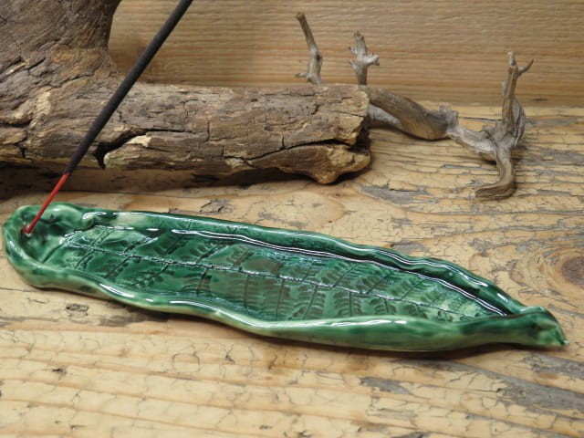 Podstawka pod kadzidełka liść paproci – ceramika ręcznie robiona