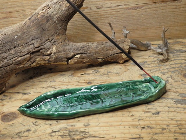 Podstawka pod kadzidełka liść paproci – ceramika ręcznie robiona