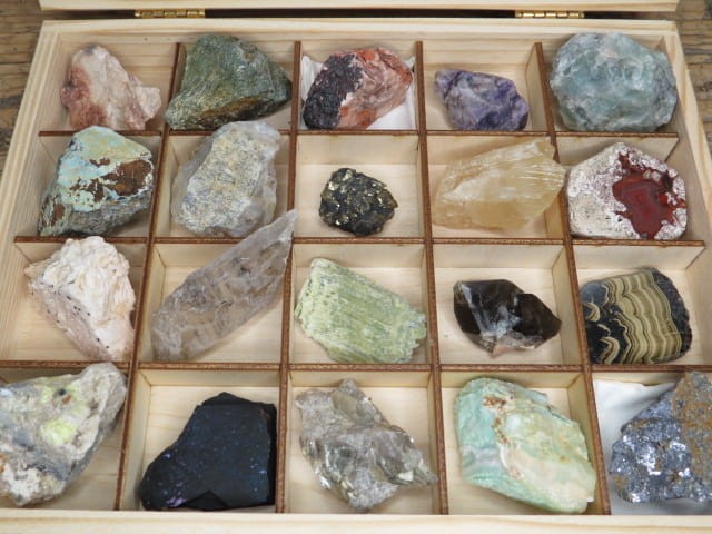 Zestaw kolekcjonerskich minerałów z klasycznych polskich lokalizacji.