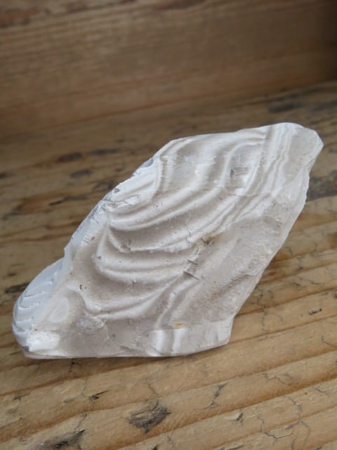 Krzemień pasiasty z Polski – naturalny okaz o wyraźnym wzorze i kontrastowych pasmach.