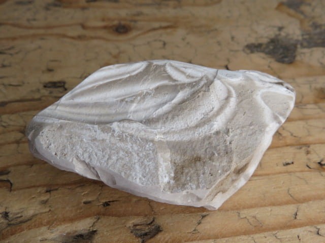 Krzemień pasiasty z Polski – naturalny okaz o wyraźnym wzorze i kontrastowych pasmach.