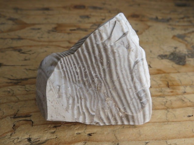 Krzemień pasiasty z Polski – naturalny okaz o wyraźnym wzorze i kontrastowych pasmach.