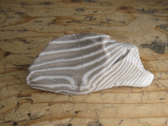 Krzemień pasiasty z Polski – naturalny okaz o wyraźnym wzorze i kontrastowych pasmach.