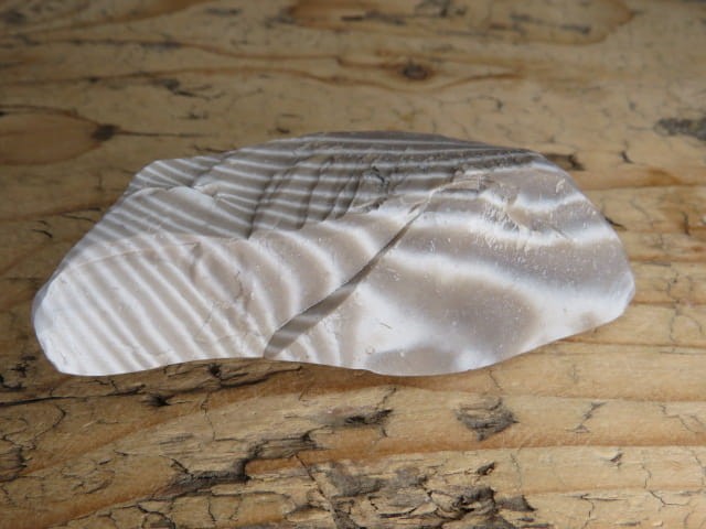 Krzemień pasiasty z Polski – naturalny okaz o wyraźnym wzorze i kontrastowych pasmach.