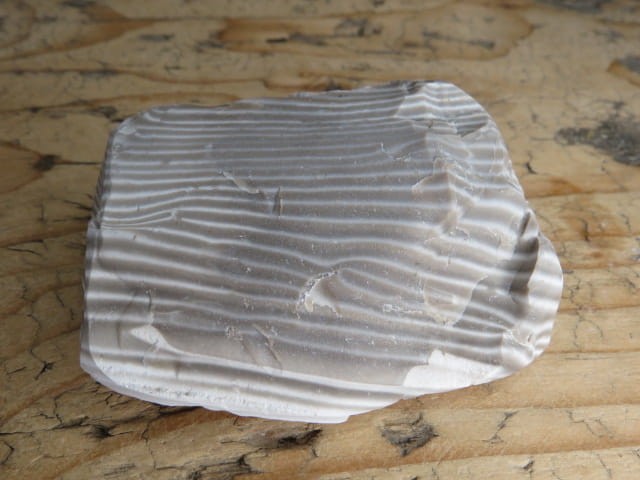 Krzemień pasiasty z Polski – naturalny okaz o wyraźnym wzorze i kontrastowych pasmach. Kamień kolekcjonerski i dekoracyjny, unikatowy dar natury.