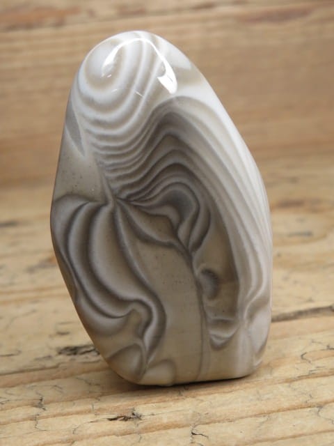 Polerowany krzemień pasiasty z Polski – naturalny kamień o wyraźnych ciemnych i jasnych pasmach. Unikatowy okaz kolekcjonerski i ozdobny.