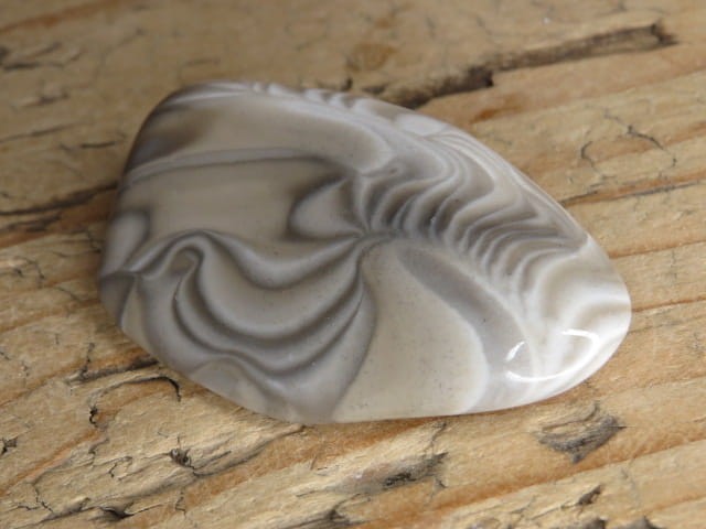 Polerowany krzemień pasiasty z Polski – naturalny kamień o wyraźnych ciemnych i jasnych pasmach. Unikatowy okaz kolekcjonerski i ozdobny.