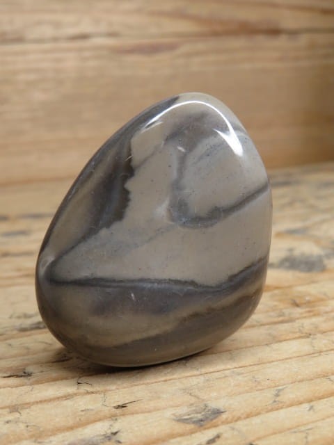 Polerowany krzemień pasiasty z Polski – naturalny kamień o wyraźnych ciemnych i jasnych pasmach. Unikatowy okaz kolekcjonerski i ozdobny.