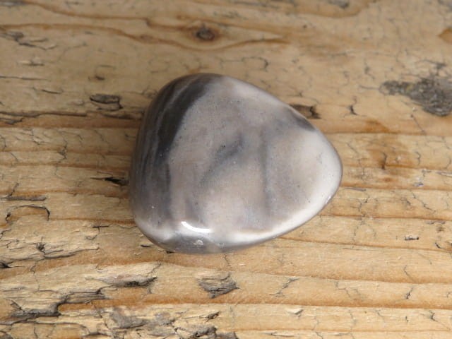 Polerowany krzemień pasiasty z Polski – naturalny kamień o wyraźnych ciemnych i jasnych pasmach. Unikatowy okaz kolekcjonerski i ozdobny.