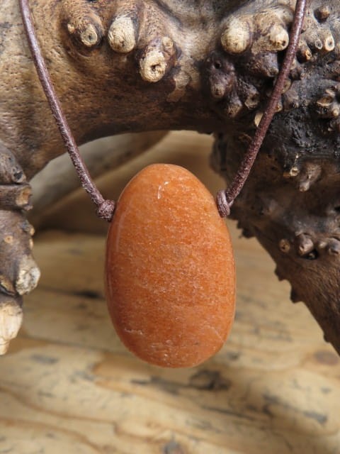 Amulet z awenturynu pomarańczowego na brązowym, okrągłym rzemyku - kamień naturalny, przewiercony