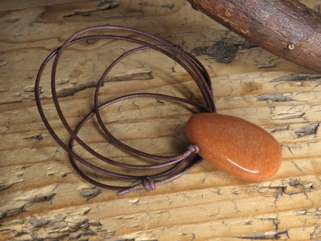 Amulet z awenturynu pomarańczowego na brązowym, okrągłym rzemyku - kamień naturalny, przewiercony