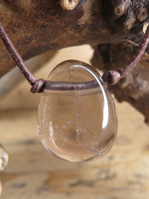 Wisior amulet z naturalnego kwarcu dymnego na brązowym, regulowanym rzemyku.