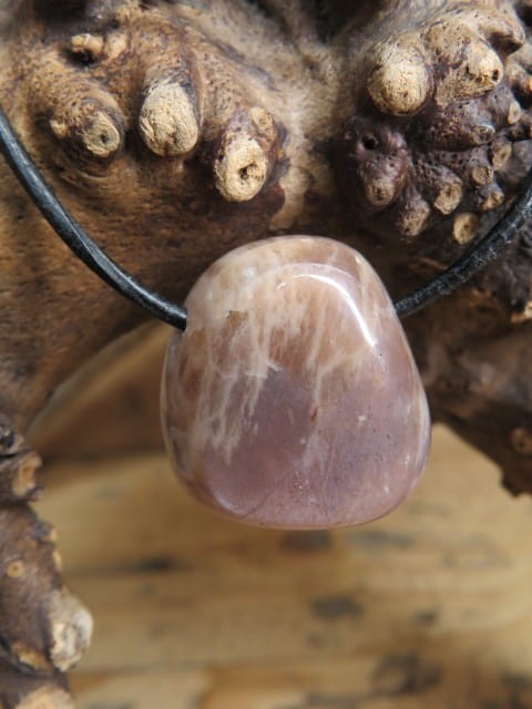 Wisior talizman z naturalnego kamienia księżycowego na rzemieniu ze srebrnym zapięciem.