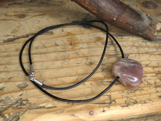 Wisior talizman z naturalnego kamienia księżycowego na rzemieniu ze srebrnym zapięciem.