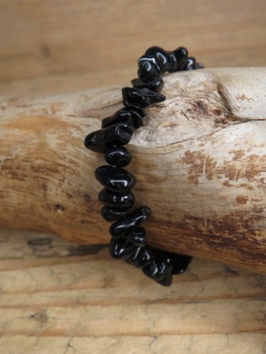 Bransoletka z polerowanego obsydianu na elastycznej gumce. Naturalny amulet ochronny, wspiera równowagę energetyczną i oczyszcza aurę. Idealna uniwersalna bransoletka.