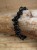 Bransoletka z polerowanego obsydianu na elastycznej gumce. Naturalny amulet ochronny, wspiera równowagę energetyczną i oczyszcza aurę. Idealna uniwersalna bransoletka.