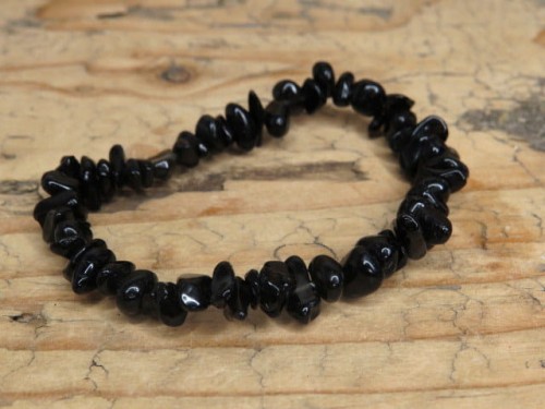 Bransoletka z polerowanego obsydianu na elastycznej gumce. Naturalny amulet ochronny, wspiera równowagę energetyczną i oczyszcza aurę. Idealna uniwersalna bransoletka.