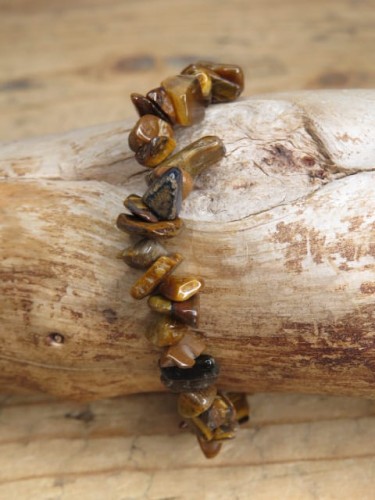 Bransoletka z polerowanego tygrysiego oka na gumce. Wzmacnia pewność siebie, przyciąga sukces i dobrobyt. Aktywuje czakrę splotu słonecznego i wspiera zdrowie.