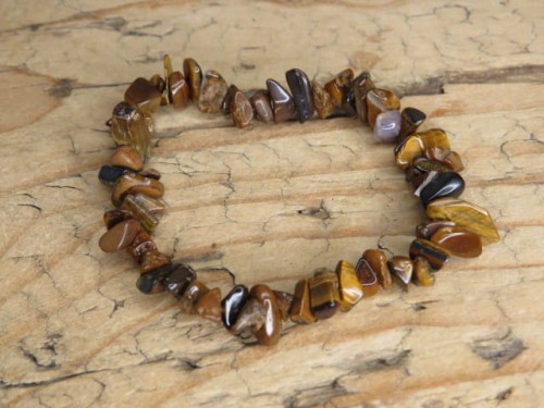 Bransoletka z polerowanego tygrysiego oka na gumce. Wzmacnia pewność siebie, przyciąga sukces i dobrobyt. Aktywuje czakrę splotu słonecznego i wspiera zdrowie.