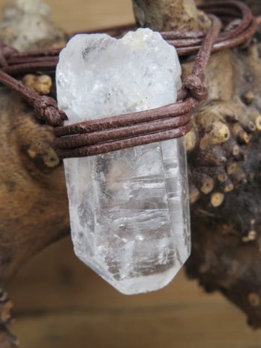 kryształ górski * amulet ochronny na rzemieniu