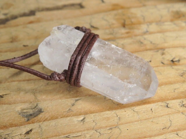 kryształ górski * amulet ochronny na rzemieniu