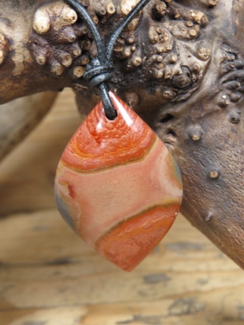 Wisior z jaspisu polichromia na rzemieniu – kamień ochronny i harmonii