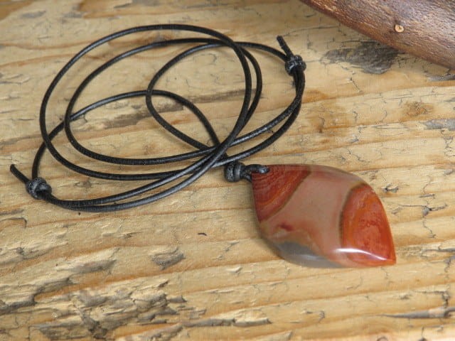 Wisior z jaspisu polichromia na rzemieniu – kamień ochronny i harmonii