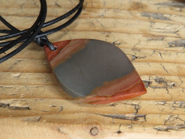 Wisior z jaspisu polichromia na rzemieniu – kamień ochronny i harmonii